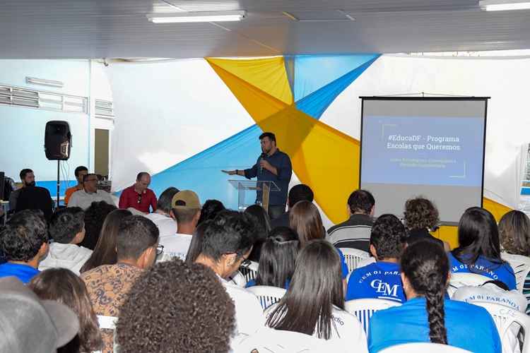 O secretário de Educação do DF, Rafael Parente, falou ao público sobre o programa