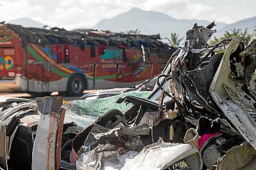 Batida do ônibus com, pelo menos, três carros deixou 51 pessoas feridas