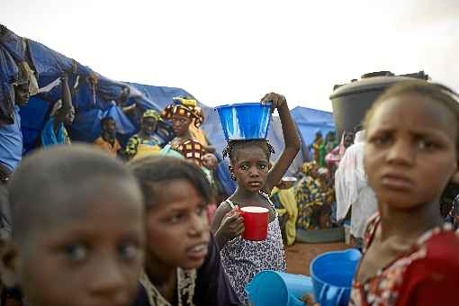 Refugiados de grupos étnicos fulani em um campo montado por agências humanitárias em Faladie: sucessão de chacinas desafia forças internacionais