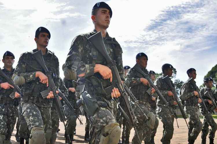 exército brasileiro marchando