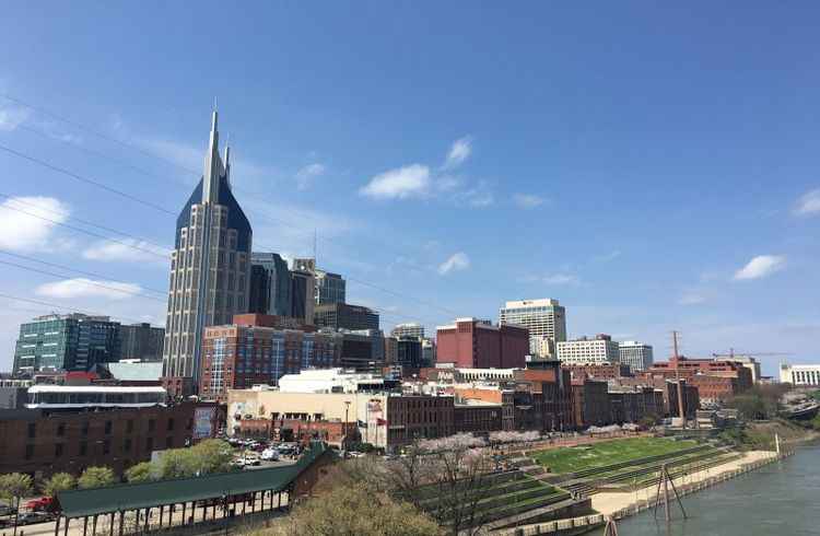 Cidade que mais cresce nos Estados Unidos, Nashville é referência no estilo country, abriga grande parte da história do mundo roqueiro e é a terra do conhecido uísque Jack Daniels