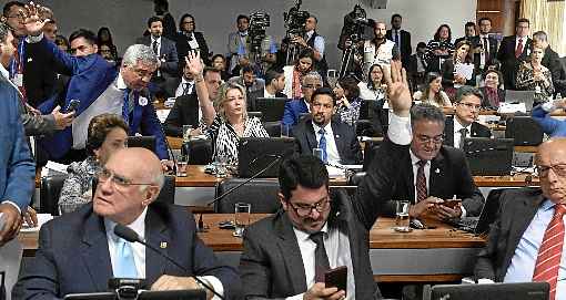 Sessão da CCJ teve discussões acaloradas. Até que o Legislativo decida em caráter final sobre o assunto, decreto de Bolsonaro continua valendo