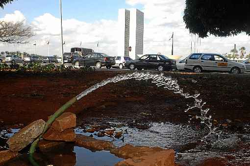 Vazamentos e desperdícios de água potável preocupam. Perdas no DF atingem 34% do volume total, bem acima dos 20% considerados aceitáveis