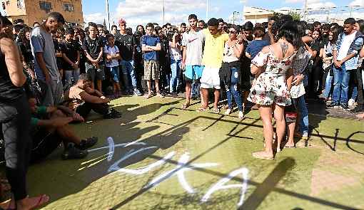 Amigos e parentes fizeram um ato no local onde estudante de 18 anos morreu quando jogava bola