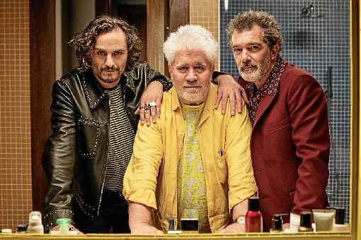 Almodóvar com Asier Etxeandia e Antonio Banderas