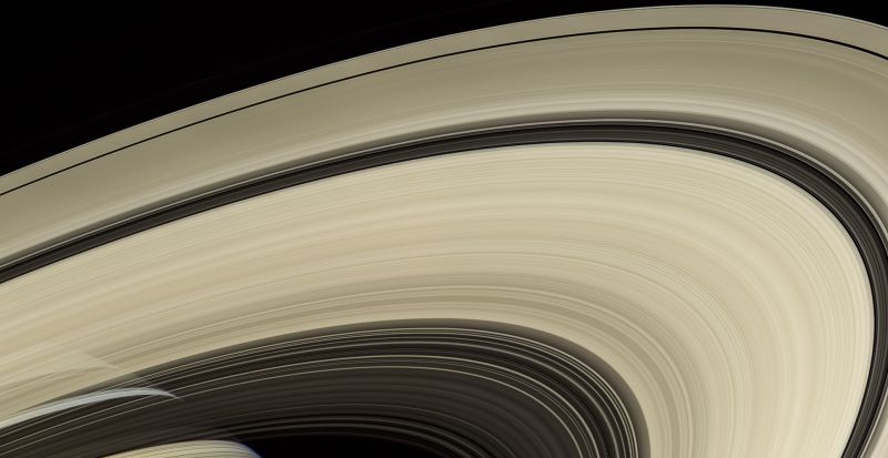 Análise mostra que os anéis de Saturno são compostos principalmente por partículas de água congelada