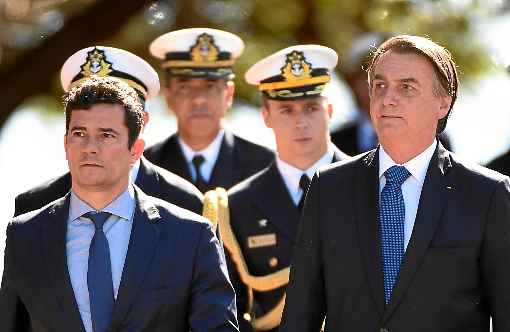 O presidente ao lado do ministro, em evento da Marinha, na terça-feira: gesto para mostrar confiança no auxiliar e reafirmar promessa de campanha