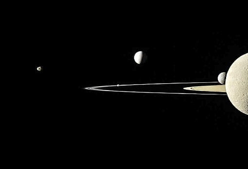 A estrutura dos principais anéis saturninos é moldada por interações gravitacionais com as pequenas luas próximas ou dentro deles