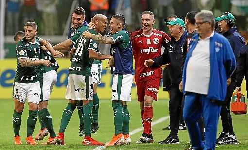 Deyverson marcou o primeiro gol da partida e foi festejado pelo time