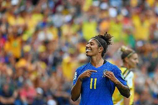 A veterana atacante Cristiane (E) comemorou o quarto gol no Mundial, mas a tristeza da goleira Bárbara (D) ficou como imagem síntese do duelo