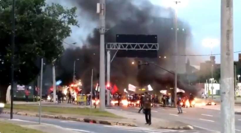 Manifestação na Avenida Antônio Carlos, nas proximidades da UFMG