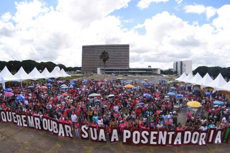 Para sindicato, foram 3 mil participantes em assembleia. Para PM, 300