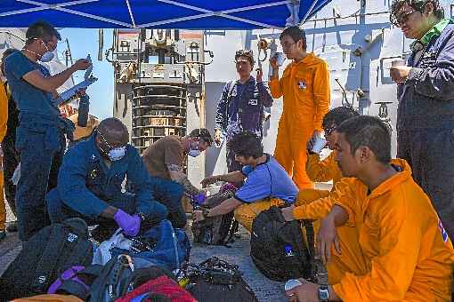 Imagem obtida pela Marinha norte-americana detalha atendimento dos militares do destróier USS Bainbridge aos tripulantes do navio japonês