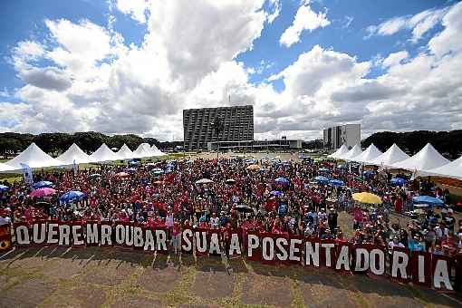 Cerca de 3 mil professores fizeram um protesto em frente ao Palácio do Buriti: resistência à proposta de reforma previdenciária