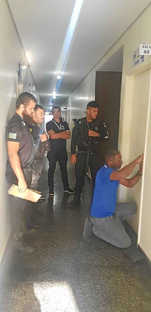 Policiais cumpriram mandado no gabinete do vereador Aroldo Alves