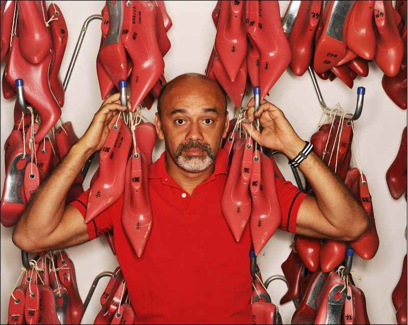 O icônico solado vermelho dos sapatos de  Christian Louboutin foi alvo de briga jurídica