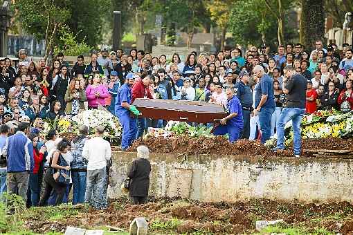 Morte provocou comoção entre fãs, que foram em massa ao enterro