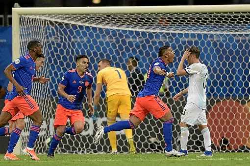 Roger Martínez comemora: ele marcou um dos gols do triunfo