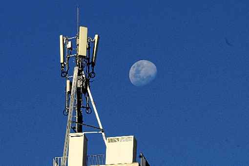 Hoje, as antenas podem ser colocadas no alto de prédios, à beira de rodovias, em escolas ou terrenos descampados