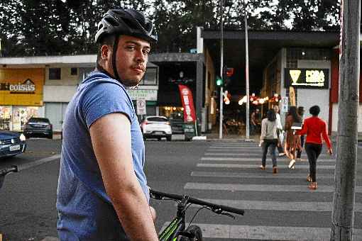 O ciclista Juan Lucas Alves sofreu acidente e se feriu ao cair de bicicleta em um bueiro sem tampa