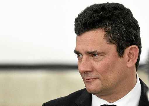 Ministro Sérgio Moro, considerado o símbolo do combate à corrupção, teve conversas com procuradores hackeadas e é acusado de ativismo político