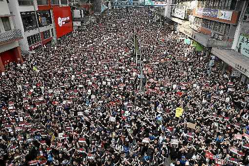 Vestidos de preto, manifestantes se reúnem no centro de Hong Kong e exigem fim de lei sobre extradição