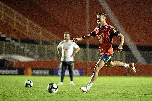 Recuperado de lesão, o volante Arthur, do Barcelona, estreia hoje no torneio: mais agilidade na saída de bola