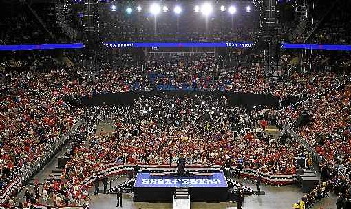 Presidente republicano adota o slogan %u201CMantenha a América grande%u201D e despeja ataques contra democratas, ao acusá-los de dividir o país e de minar a democracia. Pronunciamento destaca as façanhas na economia, um dos principais focos da batalha pela reeleição em 2020