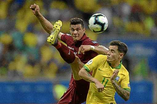 Philippe Coutinho sofre dura marcação: excesso de jogadas pelo meio atrapalharam a Seleção