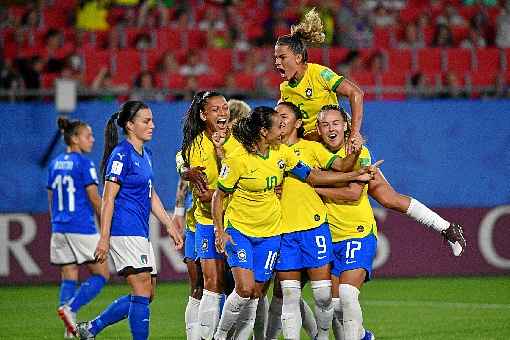 Festa em campo pelo gol que garantiu a classificação em terceiro lugar no grupo: pênalti definiu o resultado