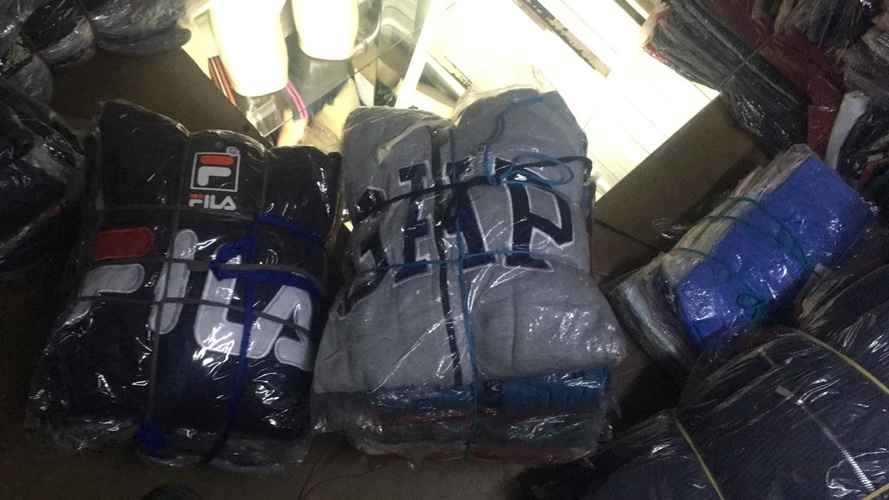 Quase 4 toneladas de roupas contrafeitas foram apreendidas em bancas da Feira do Guará