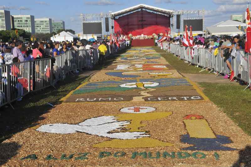 Aproximadamente 600 jovens vão participar da montagem do tradicional tapete, que deve atingir 120 metros