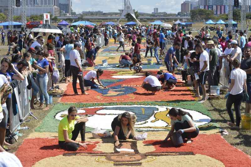 Como nos anos anteriores, cerca de 600 jovens devem participar da confecção do tapete no gramado central