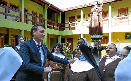 O presidente em visita ao mosteiro das Irmãs Clarissas, em Guaratinguetá (SP): 