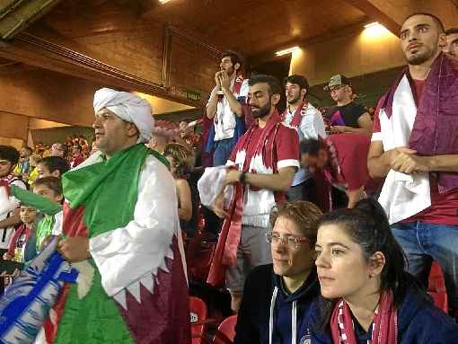 Torcedores ganharam presentes para apoiar a equipe árabe , mas a Colômbia venceu a partida