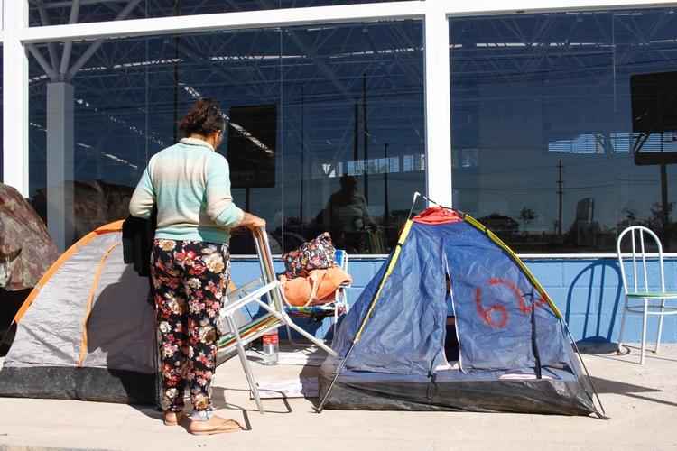 Pessoas chegaram na quarta-feira (19/6) para entregar currículo só na sexta (21/6)