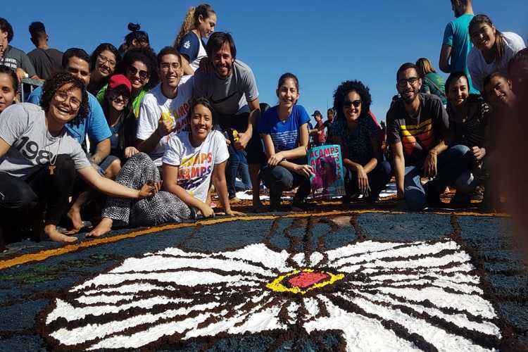 Jovens católicos chegaram cedo a Esplanada para montagem dos tapetes de Corpus Christi