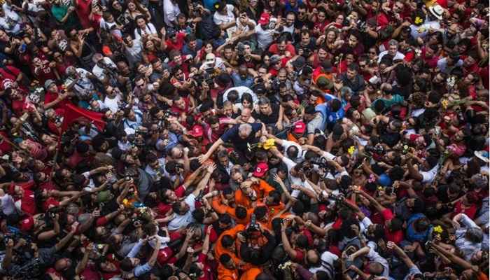 Disponível na Netflix, documentário de Petra Costa fala sobre polarização e democracia