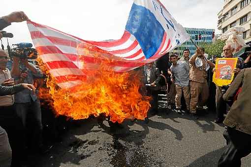 Moradores da capital iraniana queimam a bandeira americana: aversão histórica