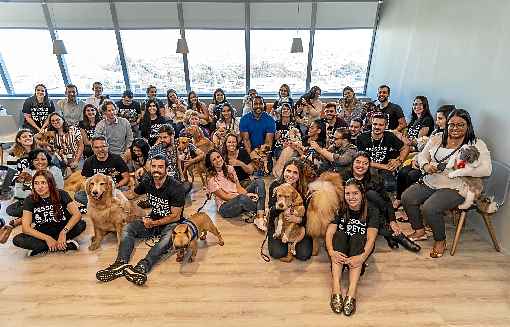 Nos dias Pet at Work, funcionários trazem os melhores amigos de outra espécie para o trabalho