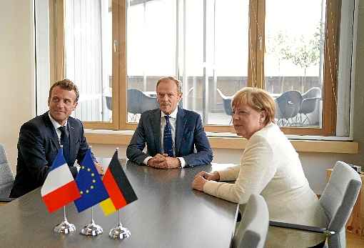 O presidente da França, Emmanuel Macron (E) e a chefe de governo da Alemanha, Angela Merkel, com o presidente do Conselho Europeu, Donald Tusk: bloco vai ser repaginado