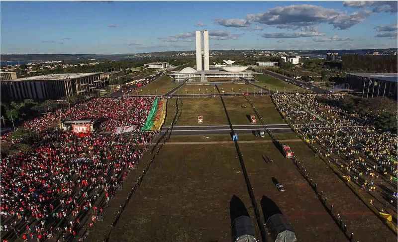 Cenas do documentário Democracia em vertigem, de Petra Costa