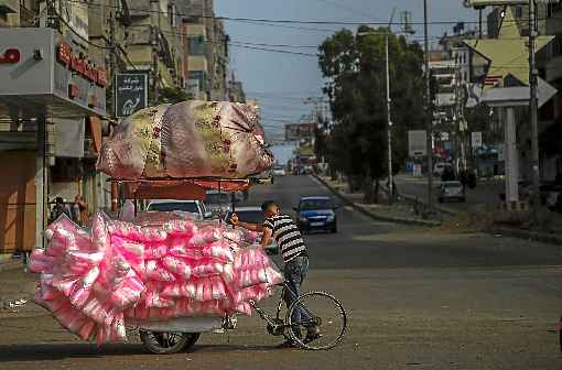 Garoto palestino vende algodão doce em rua da Cidade de Gaza: intenção dos Estados Unidos é alavancar a economia, criar empregos e gerar renda