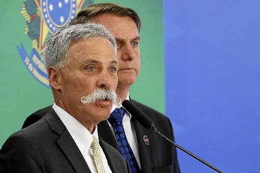 Chase Carey, à frente de Bolsonaro: construção de autódromo sem dinheiro público