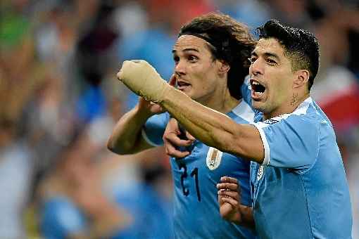 Cavani comemora com Suárez o gol da vitória uruguaia sobre o Chile, na noite de ontem: próxima fase definida