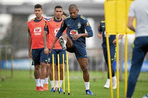 O volante Fernandinho será titular no jogo de amanhã