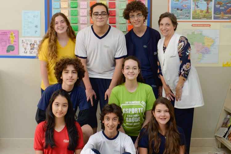 Os estudantes Alyssa Werneck, Felipe Quezado, José Antônio Alcântara, Lidia Paz, Luana Rosa, Rodrigo Rafik, Tauã Valentim e Thais Yuki e a diretora Lúcia Maria de Andrade vão representar o Brasil em olimppíada de matemática no Japão.