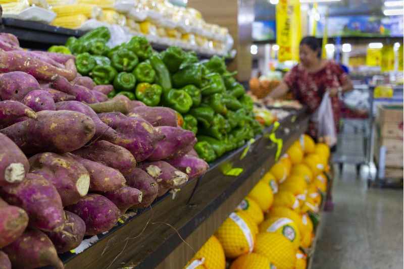 alimentos na estante de um mercado