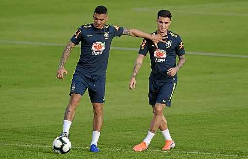 O volante Allan (E) e o meia Philippe Coutinho: saída de bola e armação de jogadas passarão pelos pés deles