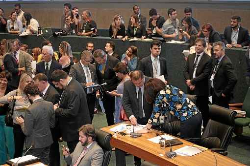 A última sessão da Casa no semestre aprovou projetos de lei do Executivo e dos deputados distritais